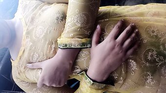 性欲旺盛的宝贝在浴室里自慰