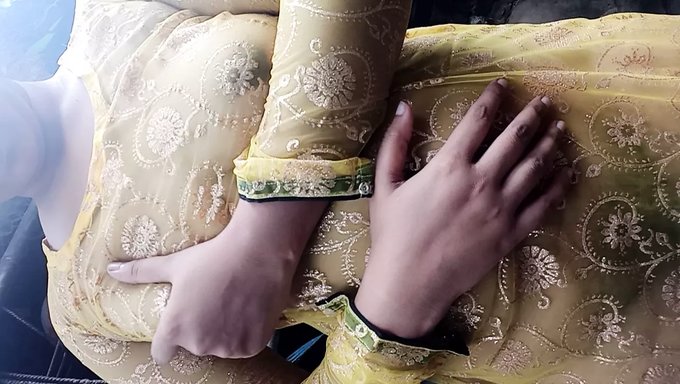 性欲旺盛的宝贝在浴室里自慰