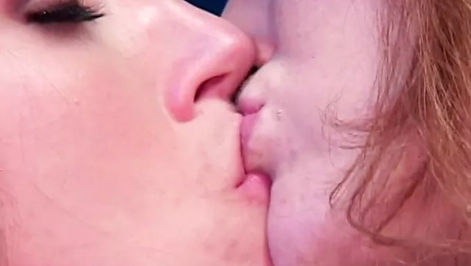 纹身红发女郎在沙发上享受阴部口交和阴道舔食