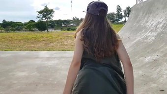 女孩在公共场合自慰,...