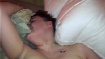 Luna的纹身乳房在...