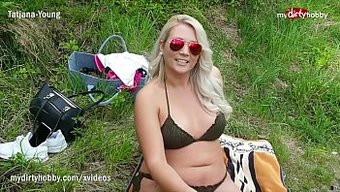 肥胖的德国女孩在公共...