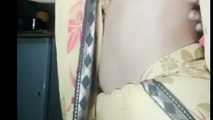印度妻子在自制视频中炫耀她紧绷的身体和小胸部