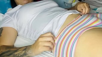 寒冷的一天,热辣的手...