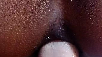 一个纹身的拉丁美女与...