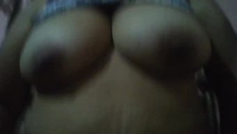 拥有大自然乳房的业余...