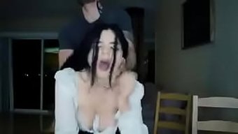 视频中的业余女孩是谁?