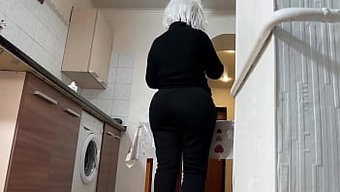 大屁股的老熟女被精液...