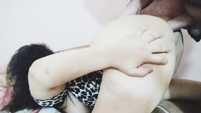 一个男人揭示了他的情人的肛交经历,以阿拉伯语和埃及激情为特色。