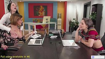 熟女在热辣的色情视频...
