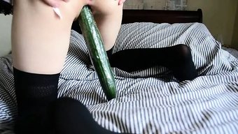 自制自慰器用黄瓜在女...