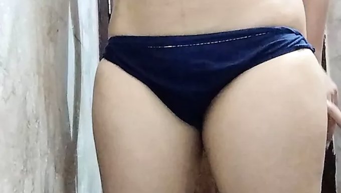 印度女孩在自制视频中变得淘气
