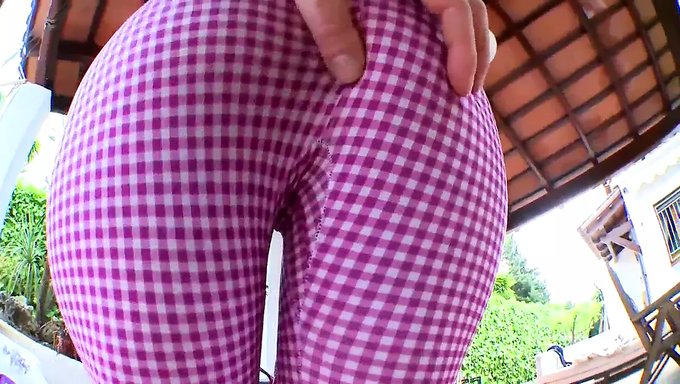 Nicky Wayne在公共pov视频中惊人的欧洲身材和天然乳房