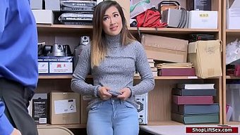 小胸部的亚洲少女被兴...