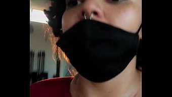 健身房辣妹在公共健身...