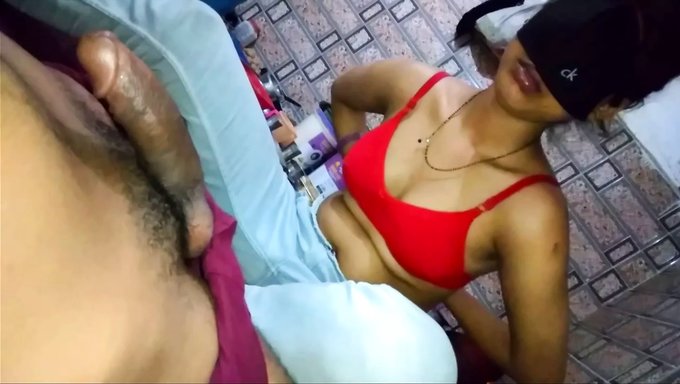 印度少女女佣口交并从老板的继子那里接受射精