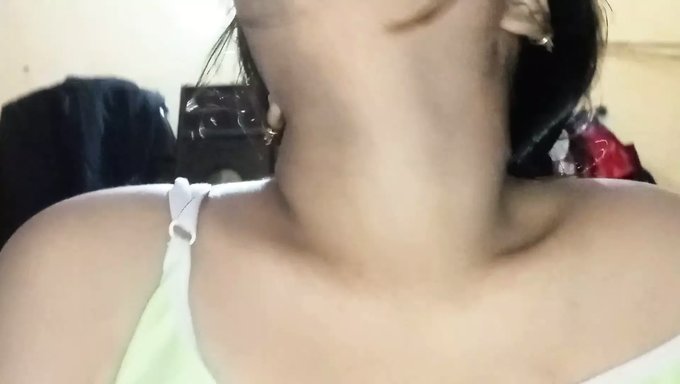 男人在房里和他那热情而贪得无厌的妻子做爱。