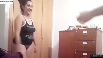 性欲旺盛的熟女从后面被操