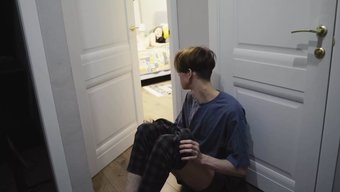 一对夫妇在后面享受的...