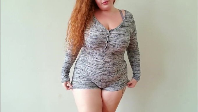一个身材丰满的女人在视频中试穿衣服