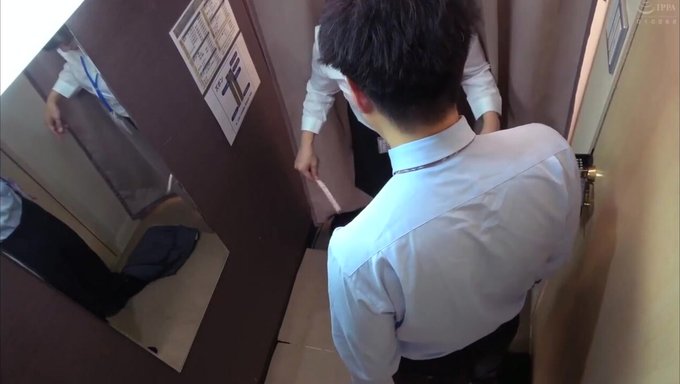 日本熟女在试衣间口交