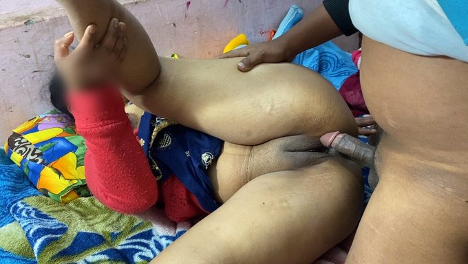 少女家庭主妇在早上被她的情人操