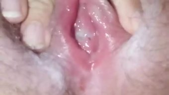胸部丰满的阿拉伯少女...