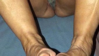 中年妻子足交并接受精液