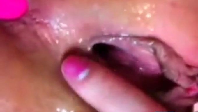 女孩在网络摄像头视频中用两个洞自慰