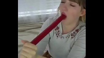 金发炸弹在狂野的独奏...