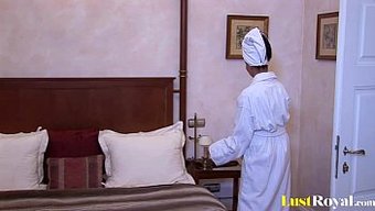 金发奔驰在卧室里享受...
