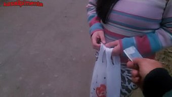 一个男人利用贫困,从...
