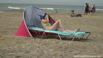 欧洲少女享受户外海滩...