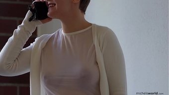 男人惩罚自己的女孩不...