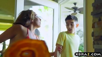小伙子很幸运,能和三...