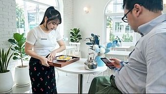 可爱的亚洲小骚妹骑着牛仔小母狗,脑子里全是淫荡的念头,越玩越上头。