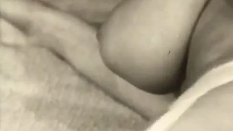 胸部丰满的宝贝莉莲·...
