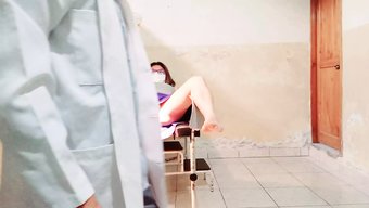 医生拜访一位性感的拉...