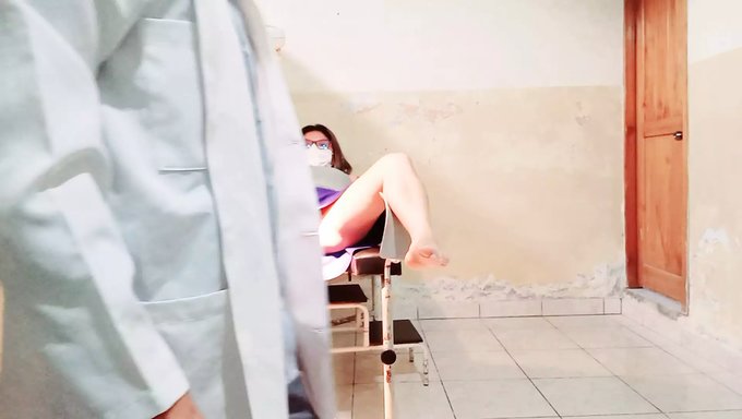 医生拜访一位性感的拉丁裔病人变成了一场热辣的会话