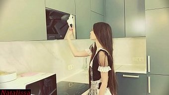 少女女仆在厨房里接受...