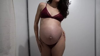 穿着内衣的成熟拉丁美...
