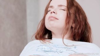 红发女孩在学习时变得淘气