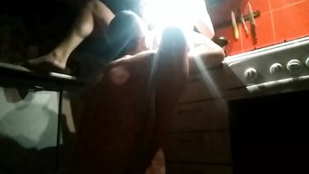 成熟的男人在厨房里和...