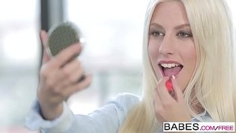 妈妈和女儿在热辣的三...