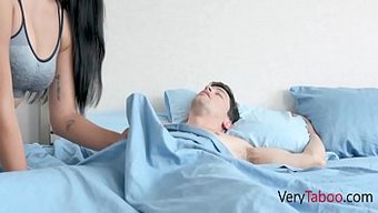 少女(18+)继女在...