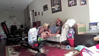 黑人情侣陷入深喉和吞...