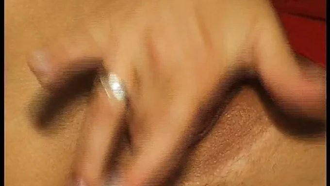 粗暴的舔阴和从后面粗暴的性爱
