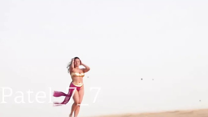 印度宝贝kiara Singh在自制视频中炫耀她的大屁股和小乳房