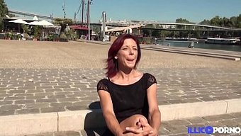穿着内衣的熟女摩根沉...