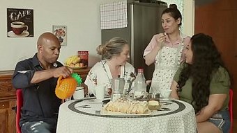 与成熟和年轻女性的跨...